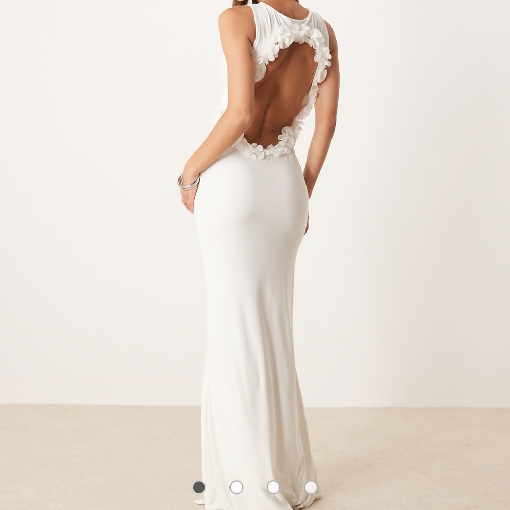 Elegant White Sleeveless Dress